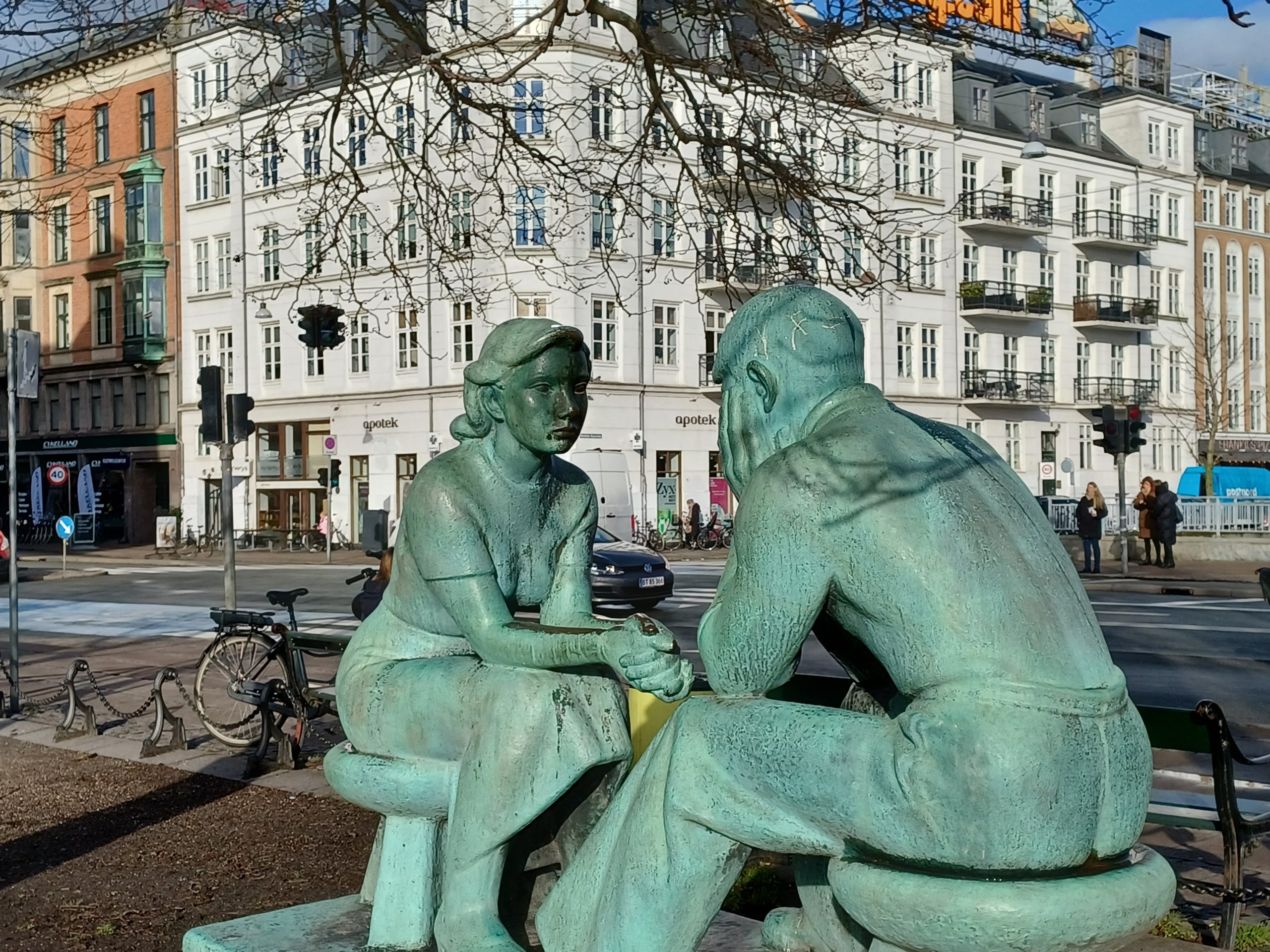 To i samtale ved dronning louises bro